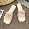 In the summer of 2025, the new Xiaoxiangfeng French one-word sandals are worn outside the woman's head. Internet celebrities are versatile beach fla