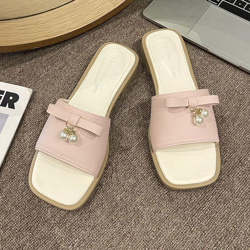 In the summer of 2025, the new Xiaoxiangfeng French one-word sandals are worn outside the woman's head. Internet celebrities are versatile beach fla