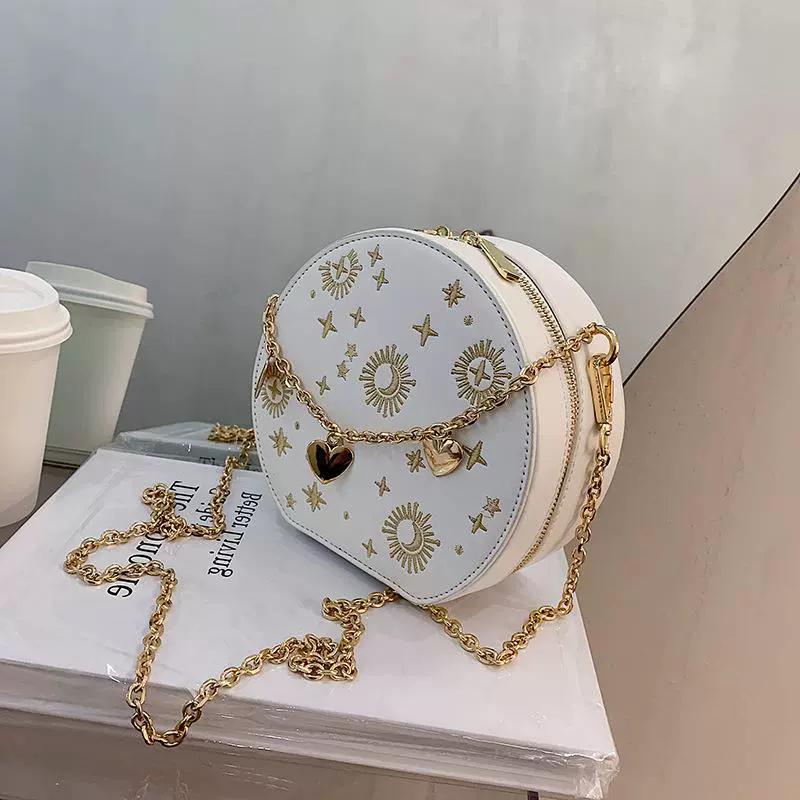 

Women Star & Moon Pattern Round Shoulder Bag, PU Leather Mini Circle Bag with Heart Pendant Chain, Zipper Crossbody Handbag белый