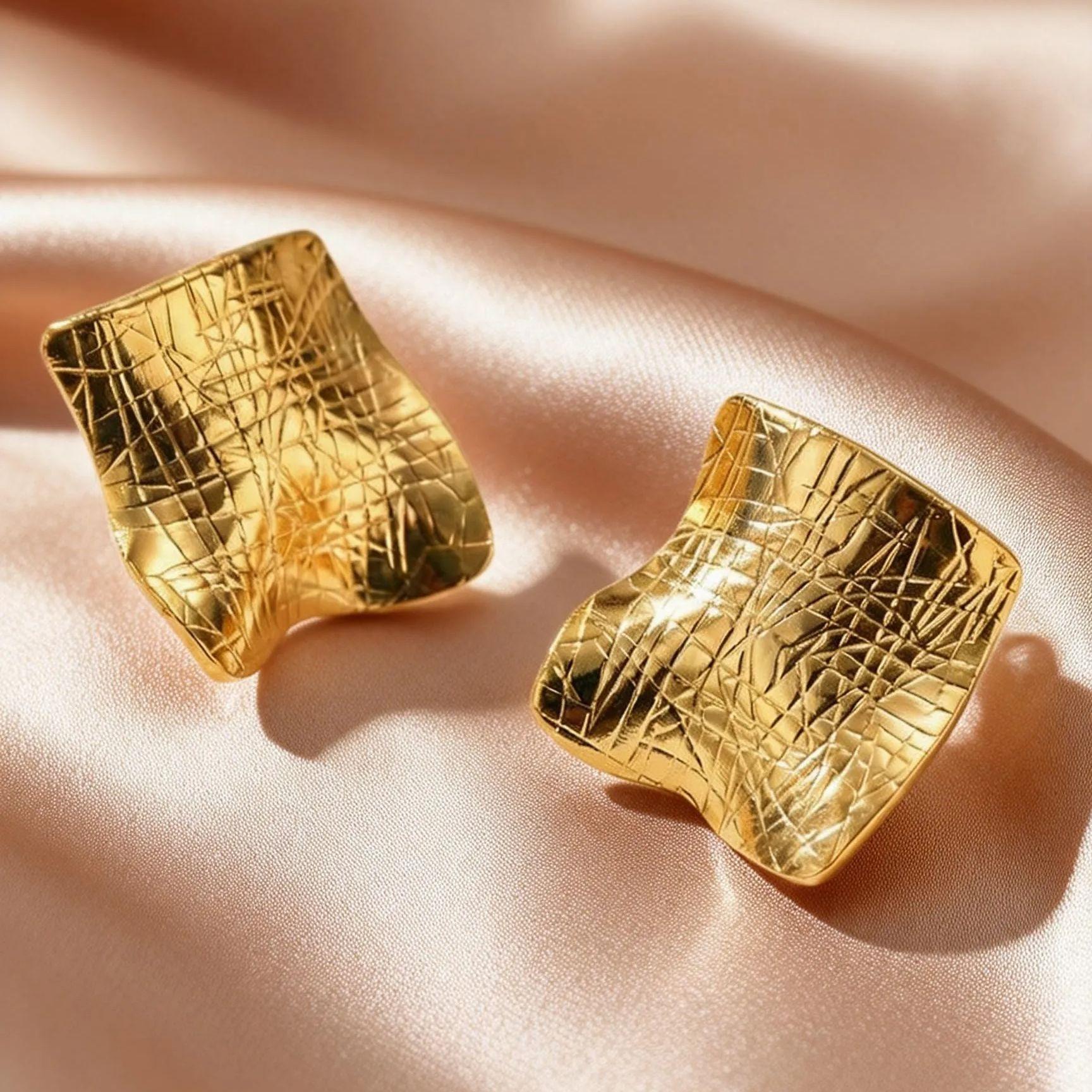

Stainless Steel Textured Geometric Round Stud Earrings, Square Water Wave Pleated Earrings for Women, Unique Exquisite Jewelry