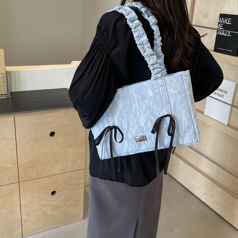 Серебряные сумки на ремне из искусственной кожи с большим бантом для женщин — фото 4