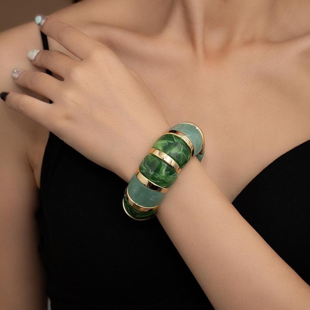 Gradient Acrylic Stretch Bracelet: Geometric Sugar Cube Design for Women