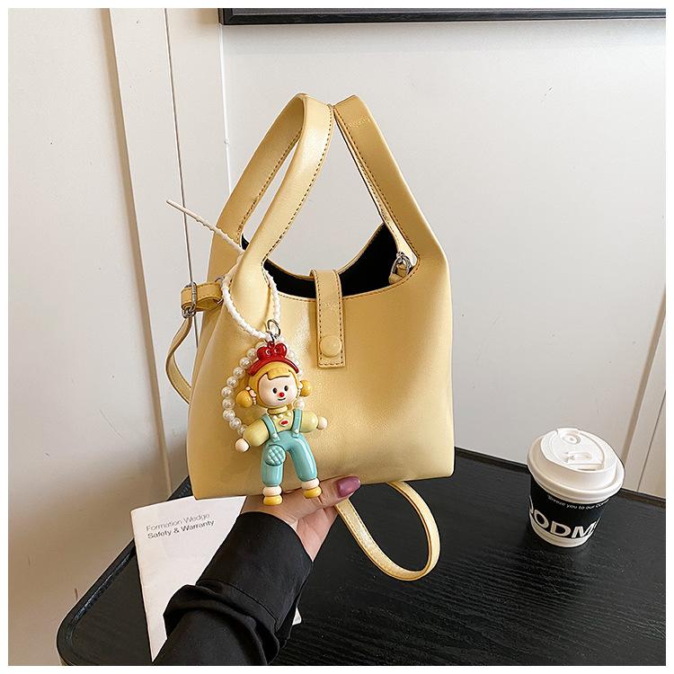 Korean Version of Fashionable Portable Bucket Bag Women's 2025 New Simple and Versatile Shoulder Bag Texture Versatile Commuter Messenger Bag