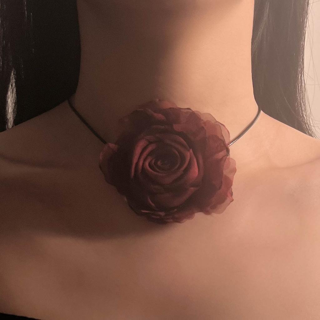 French warm, fashionable, simple and romantic Valentine's Day fabric spinning three-dimensional burgundy rose pendant necklace