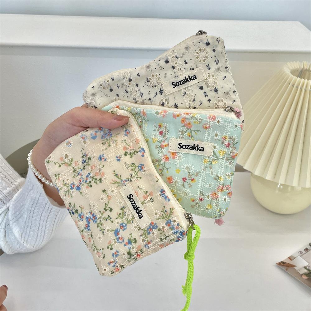 410111 small cosmetic bag, fresh and small floral portable makeup storage bag, clutch bag, zipper lipstick storage.
