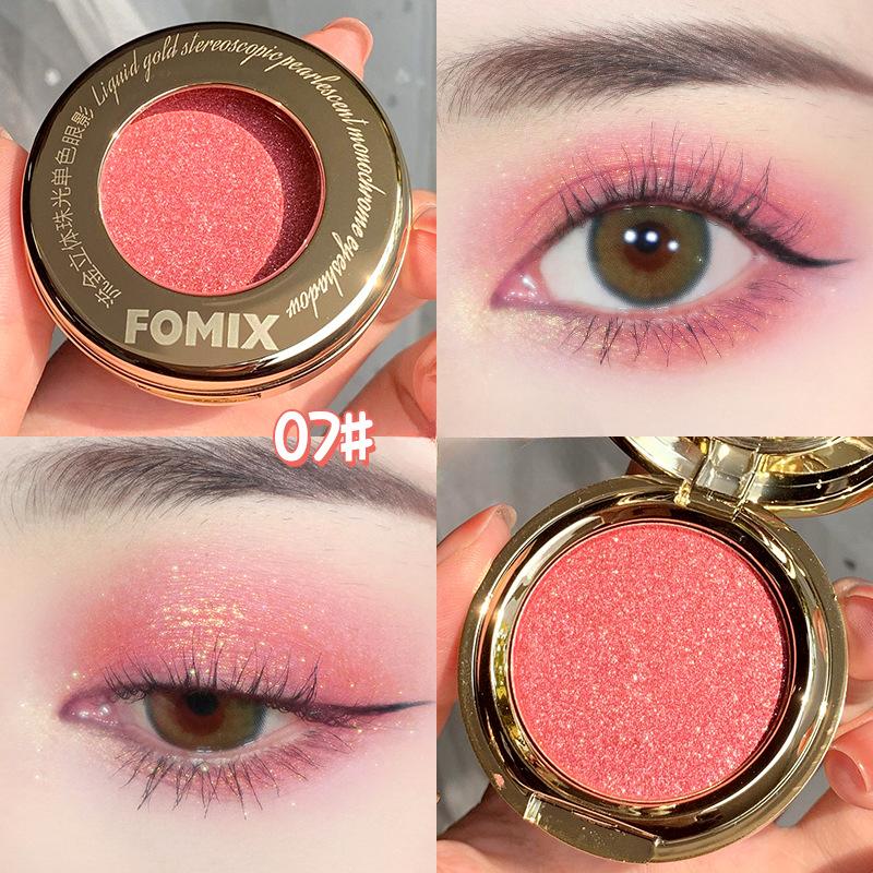 Dreidimensionale, perlmuttartige Lidschattenpalette in Einzelfarbe in flüssigem Gold, schimmerndes Make-up in Kartoffelpüree-Optik
