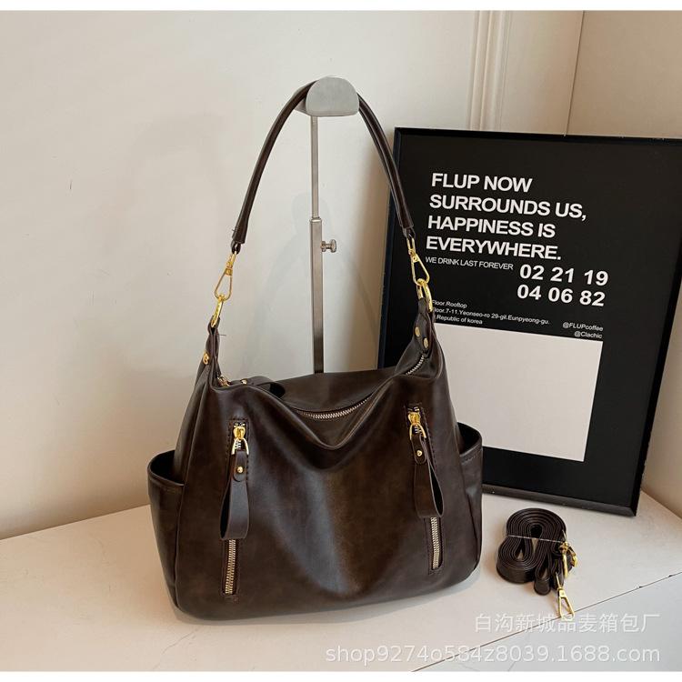 

Korean version retro large-capacity tote bag women s 2025 new autumn and winter fashion shoulder messenger bag casual underarm bag темно-коричневого