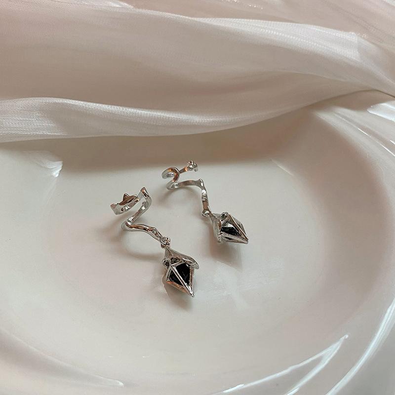 

Креативная и крутая подвеска с черным цирконом, клипса для серег, подходит для мужской и женской моды, необычные и персонализированные украшения для повседневной носки и вечеринок, подарки серебряный