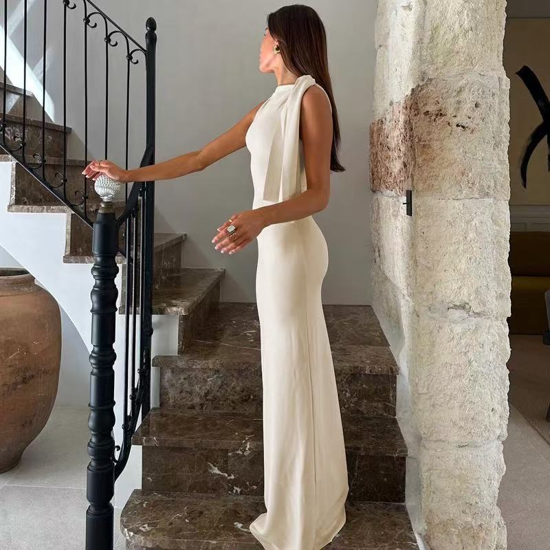 A Fashionable, Elegant, and Form-fitting Single-shoulder, Single-strap, Solid-color Dress with A Sense of Design