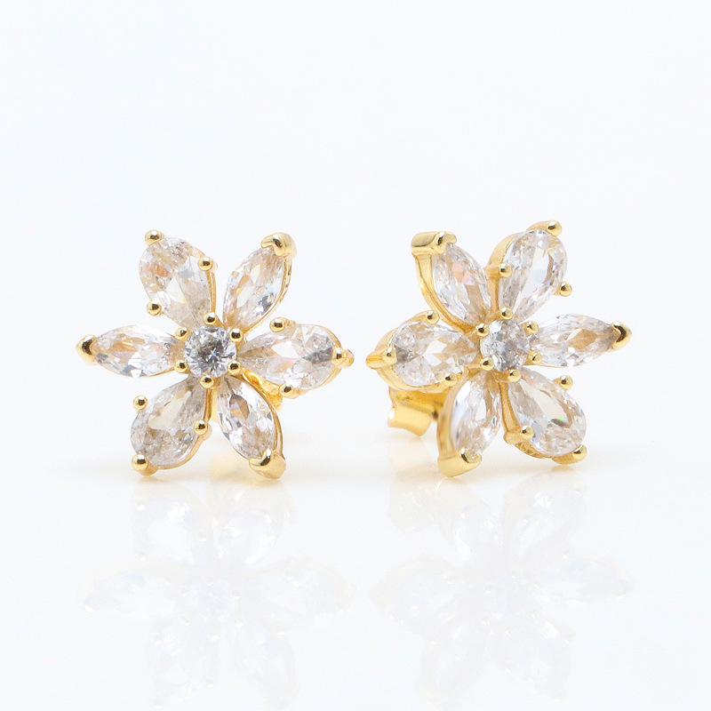 Golden Four-Leaf Clover Snowflake Stud Earrings - Luxurious Gift for Women White Copper золотой