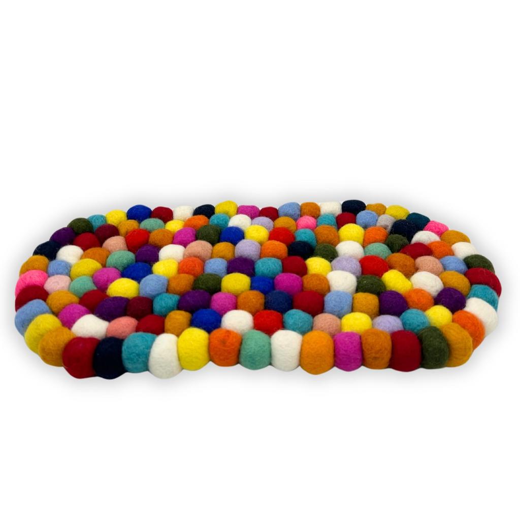 Tovaglietta ovale in feltro con palline, 38x18 cm, multicolore.