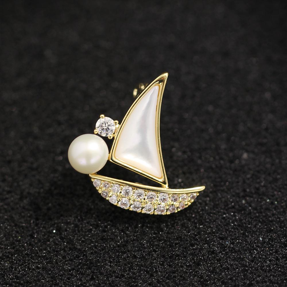 

Men s and women s same high-end natural mother-of-pearl sailboat brooch, exquisite and small, smooth sailing pin, small collar pin. золотий