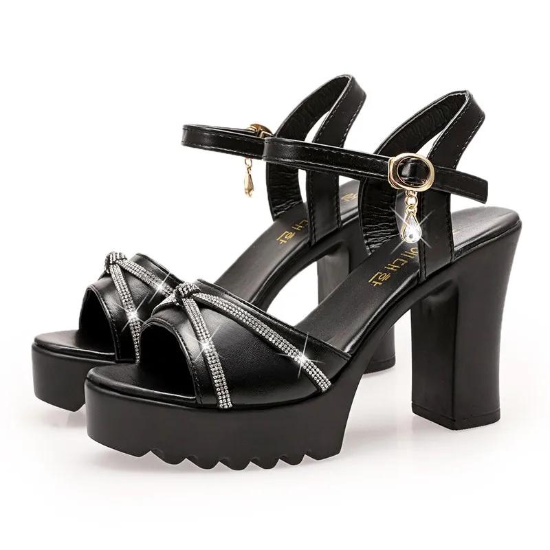 Мода 2024 года. Модная женская обувь. Босоножки на каблуках с ремешком на щиколотке — фото 7