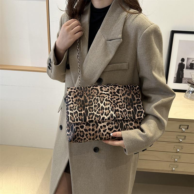 Women's Handbag 2025 New Clutch Bag, European and American Fashion Leopard Print Simple Small Square Bag, Personalized and Beautiful Shoulder Bag