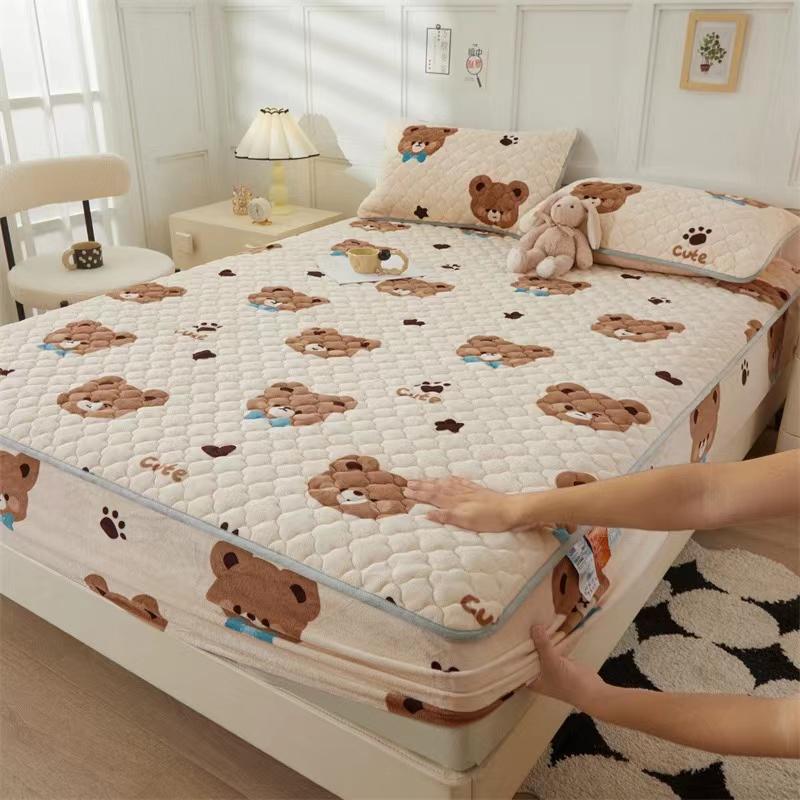 Luxury Flannel Quilting Mattress Cover Thicken Velvet Quilted Bed Pad Protector Cover Winter Bed Cover Not Included Pillowcase
