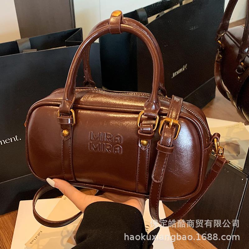 Niche design bag women's autumn and winter 2025 new versatile super fire messenger bag Korean version retro portable pillow bag