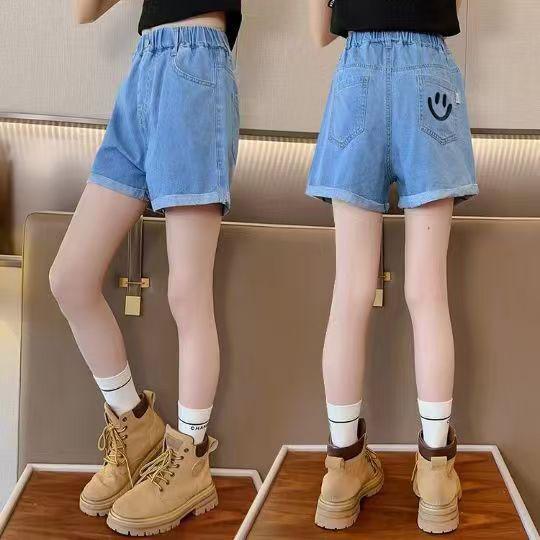 Children's denim shorts medium and large children's baby pants real pocket girls' shorts are sent on behalf of one piece.