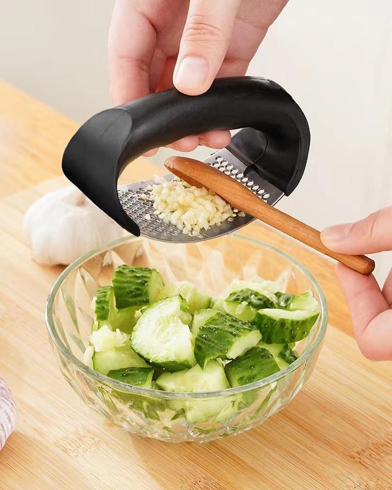 Manual Garlic Press Curved Stainless Steel Garlic Press Squeezer Garlic Grinding Slicer Chopper Garlic Presses Cooking Gadgets