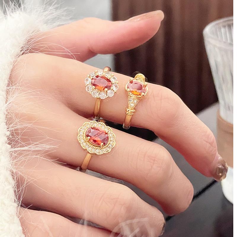 Mittelalterlicher Farbiger Schatz Rote Edelsteingruppe Mit Diamanten Eingelegt Zir*****Pen Ring Licht Luxus High-End Ring