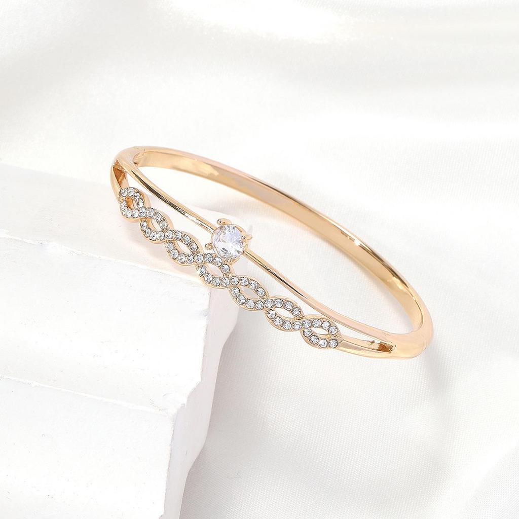 Bracciale Cerchio Intarsiato con Diamanti a Forma di 8 Incrociato - Gioiello Versatile, Creativo ed Elegante