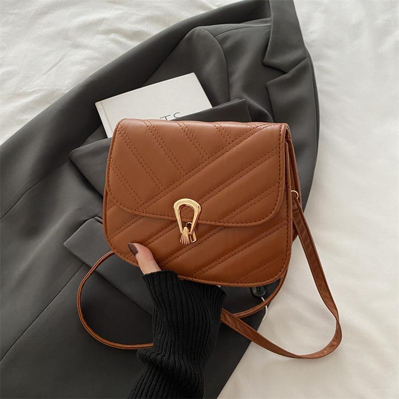 

2025 зима новая сумка квадратной формы с бриллиантами в стиле Xiaoxiangfeng, персонализированный нишевый дизайн высокой ценности, на плечо, мессенджер коричневый