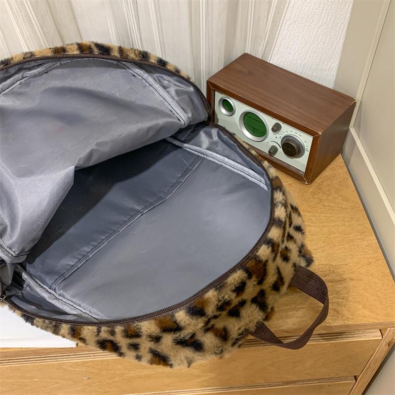 Plyschryggsäck med leopardmönster för kvinnor – Söt & mysig pälsklädd skolväska – Perfekt för vintermode & fritidsbruk