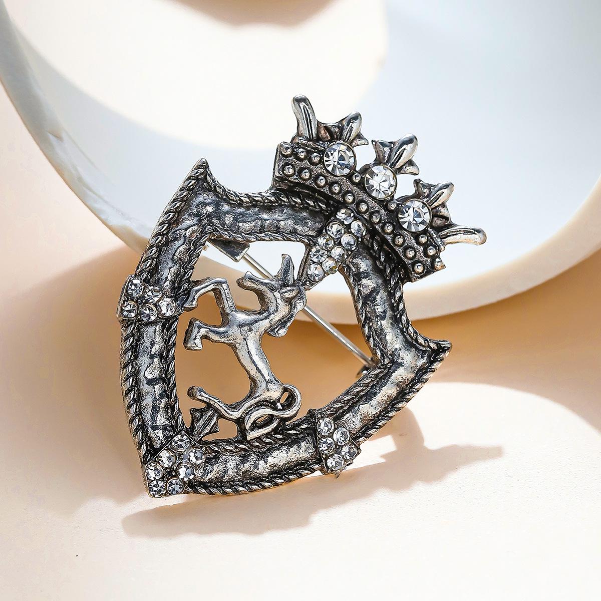 

Мужской винтажный значок на лацкан в виде щита с лошадью – Ретро брошь-аксессуар для костюма с короной серебряный