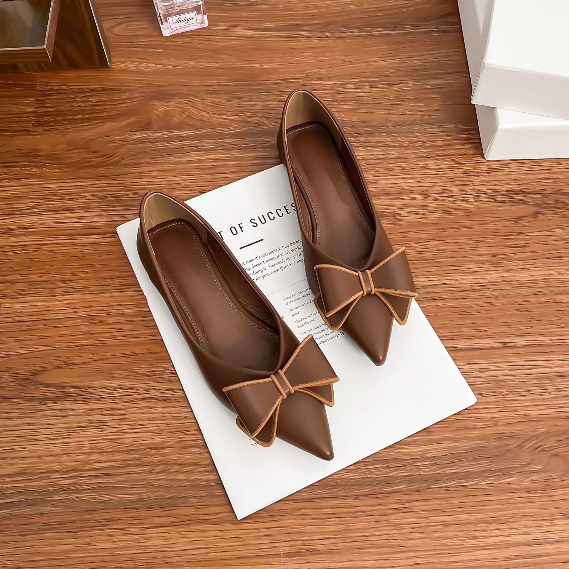 

Pointed single shoes women s fashion bow light luxury retro women s shoes soft sole not tired feet 2025 spring soft sole work shoes 34