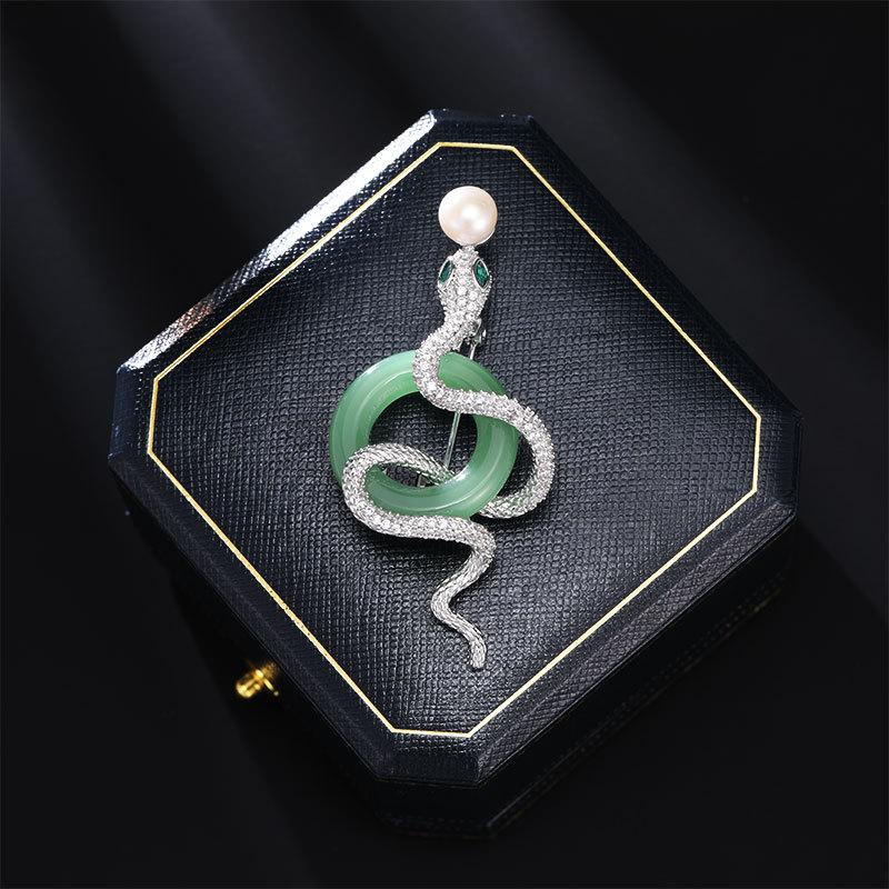 

Новая китайская пресноводная жемчужина, высококлассная брошь-змея, легкая роскошь, значок животного по зодиаку, аксессуары для пиджака