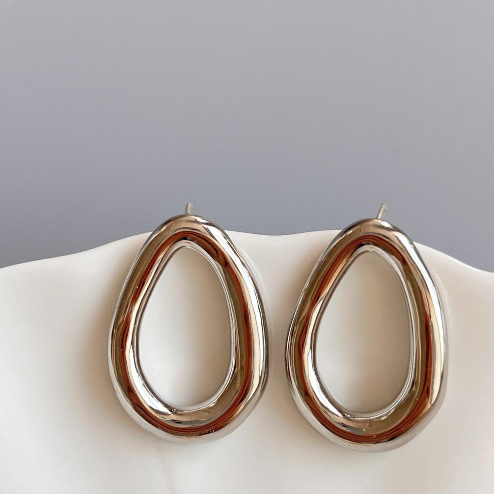 

Металлические овальные серьги-пусеты с вырезами женские новая мода нишевый дизайн чувство холодного ветра ювелирные изделия для ушей 2025 новинка