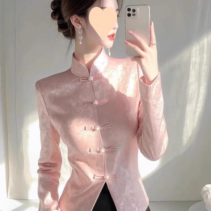 

Жіноча весняна біла атласна жакардова сорочка з коміром-стійкою та довгими рукавами. Унікальна та особлива, з ґудзиками, у китайському стилі. XS рожевий