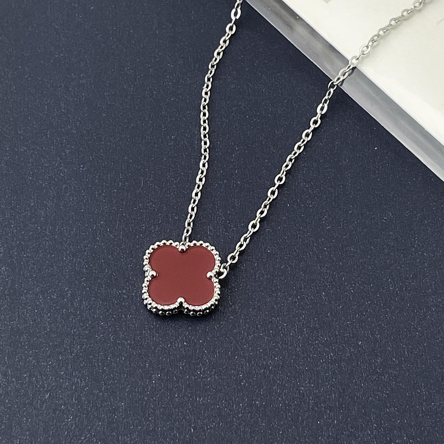 

Женское простое ожерелье из титановой стали с двухсторонним кулоном в виде четырехлистного клевера, 15 мм, цепочка-колье из титановой стали, украшение от интернет-звезды