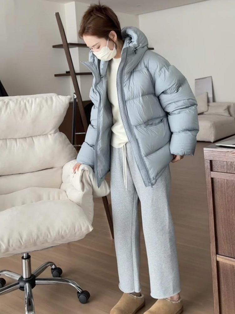 

Женский пуховик с капюшоном в корейском стиле 2024 – Маленький, теплый и свободного кроя на утином пуху для зимы L светло-синий