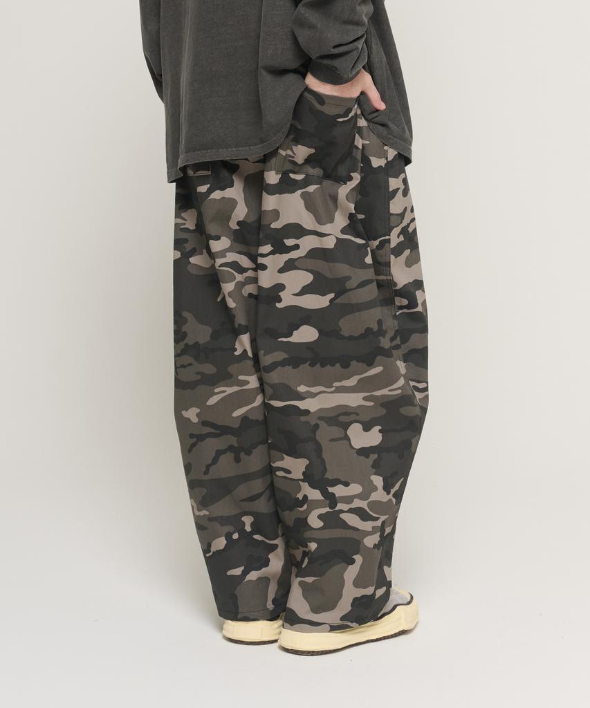 CARGOBROS Camo Random Pattern Loop Balloon Pants (Black)
