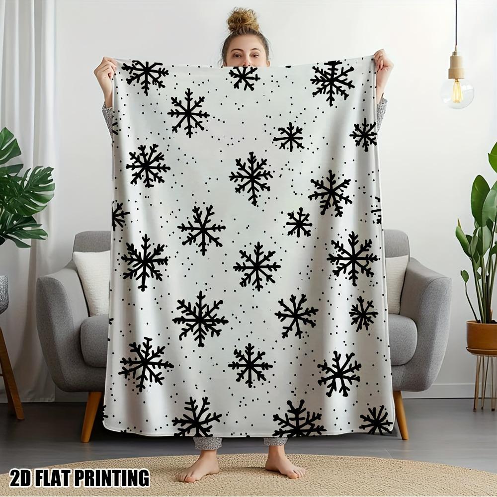 Black and white snowflake pattern printed flannel blanket, suitable for sofas, chairs, and bedrooms.