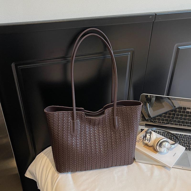 

Korean version of large-capacity tote bag, foreign style 2025 autumn new shoulder women s bag, high-value underarm bag, commuter bag