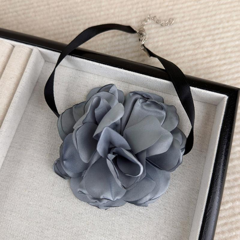 Gothic Fabric Flower Choker Necklace Exaggerated Floral Pattern Pendant Clavicular Chain Charm for Parties and Weddings