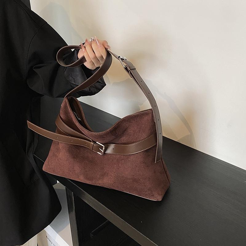 Niche retro premium matte texture single shoulder underarm bag autumn and winter new lazy wind oblique span bag tote bag