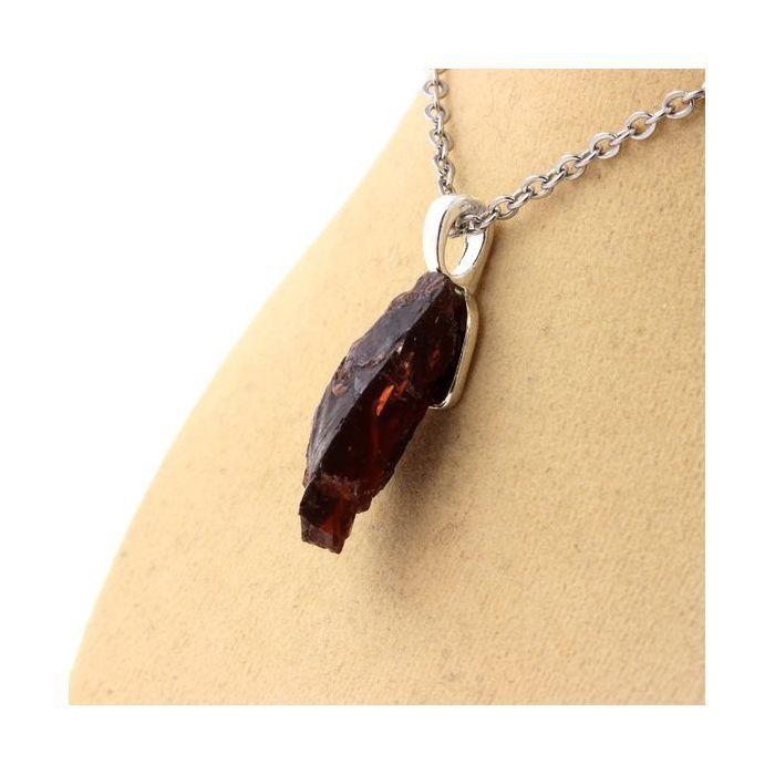 Pierres et Minéraux. Collier Grenat Rhodolite brut. 20.02 ct. Lokiriama, Lodwar, Kenya.