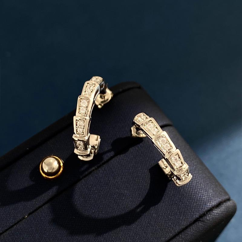 Akcesoria, Miedziane Wąskie Wersje Pełne Diamenty Sekcja Węża Kolczyki w Kształcie Litery C Popularny Design Ins Kolczyki Sztyfty Biżuteria do Uszu