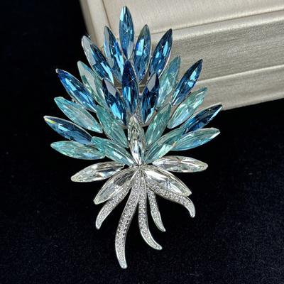 Brooch Irregular Wheat Design Sparkling Rhinestones Zinc Alloy Lapel Pin Sweaters Collars Hats Bags Coats Scarves Badge Versatile Accessory