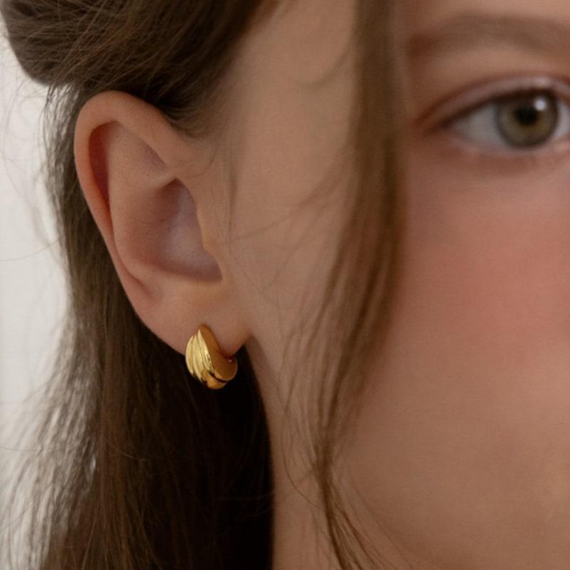 Tatiana Bold Curve Shell Earrings EC3250