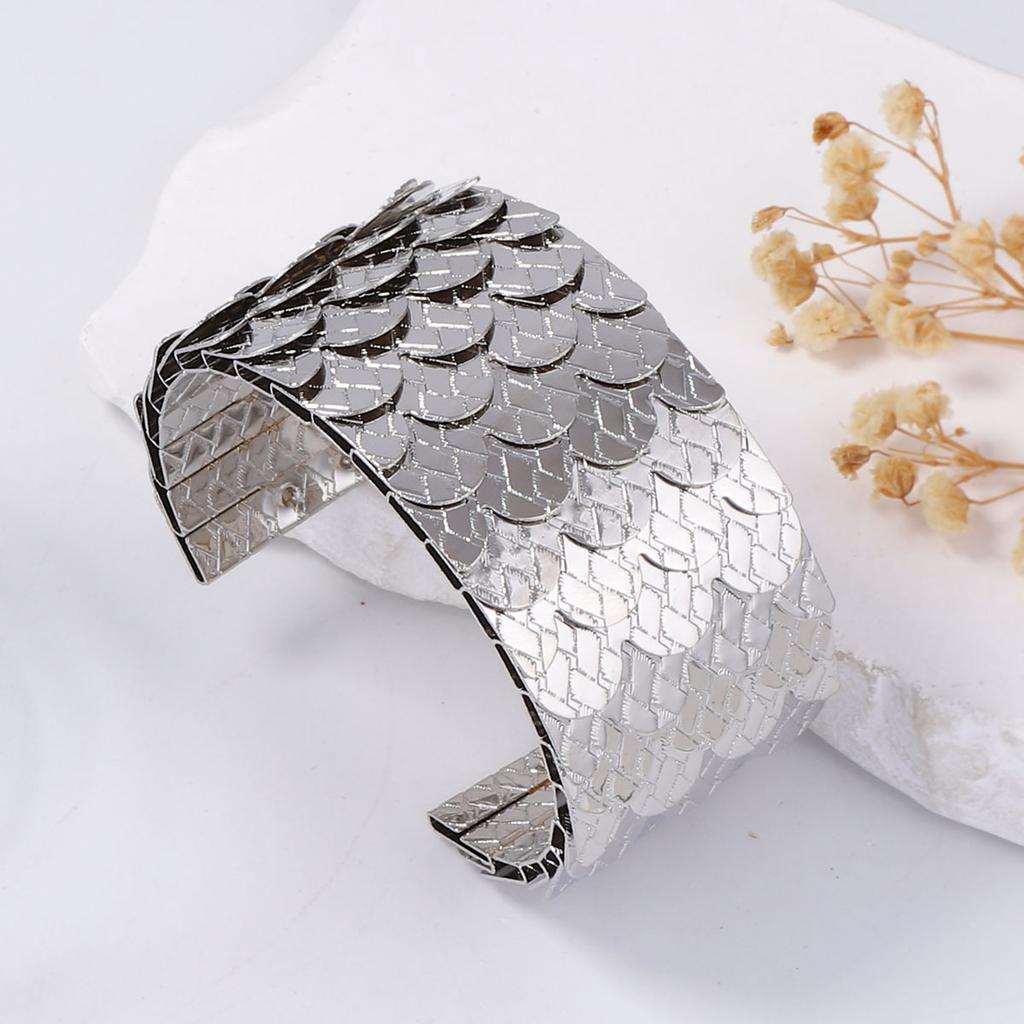 European and American light luxury high-end design sense metal geometry round sparkling fish scale opening bracelet women's accessories