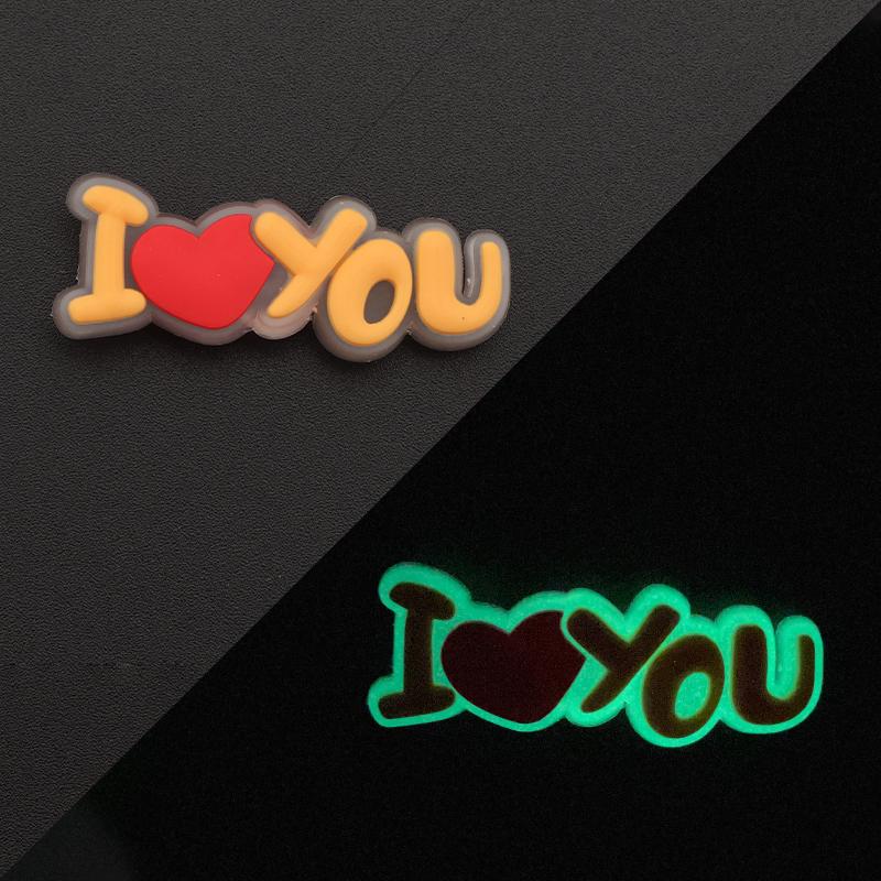 Set Nou de Accesorii Luminoase pentru Pantofi Sandale Tip Croc Decorare Pini Accesorii Pantofi DIY pentru Bărbați Femei Copii Litere Curcubeu Mâncare