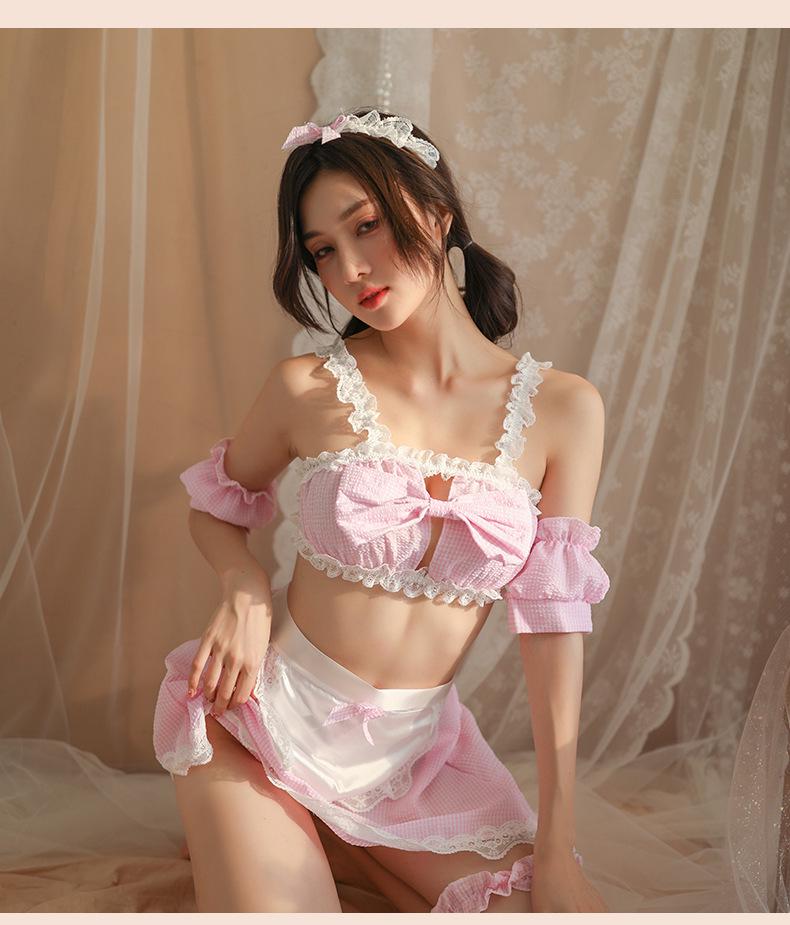 "Svůdné služebné prádlo": Károvaný set s kšandami s krajkovými a mašličkovými detaily"