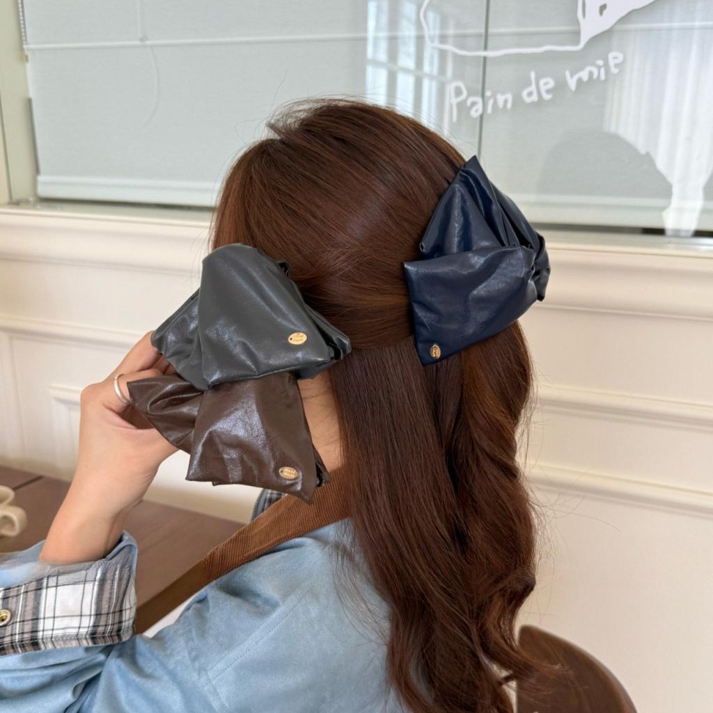 Solid Color Gold Standard Leather Triangle Clip Female 2025 New High-end Sense of Temperament Shark Clip Hair Accessories on The Back of The Head