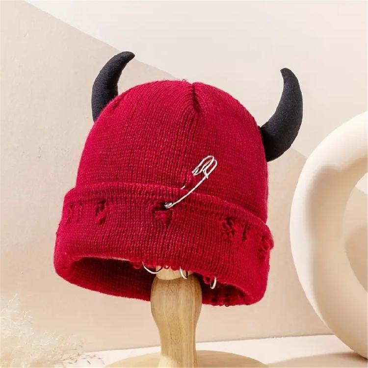 Traditional Fashion Warm Fruit Pom Hat Highlighting Troubled Weave Detailing And Metal Pin Intonation Insulated Cold Rainwear