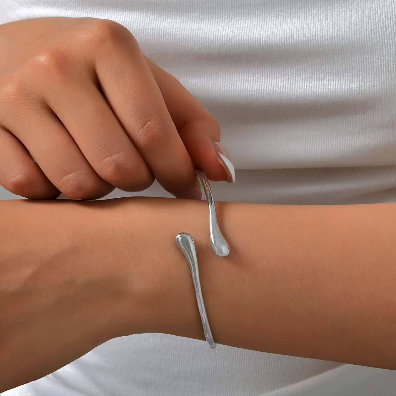 

Liquid Style Water Drop Armlet & Ring: European and American Design Alloy