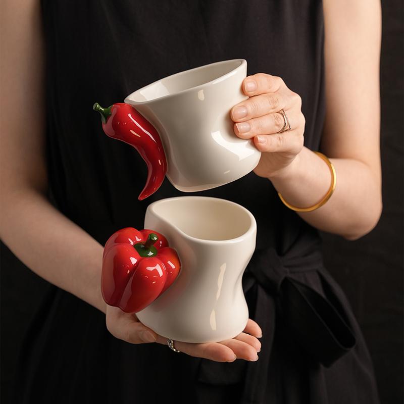 Kreativer Pfeffergriff Keramiktasse Hand hält eine Tasse Kaffee Tassenliebhaber Keramiktasse Dekoration Geschenk Weihnachten Halloween Geschenk