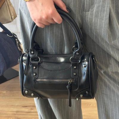 Stilvolle Schwarze Leder Schultertasche Nieten Design Mini Tote Handtasche Vintage Reißverschluss Pendlertasche Y2k Stil Umhängetasche Für Damen